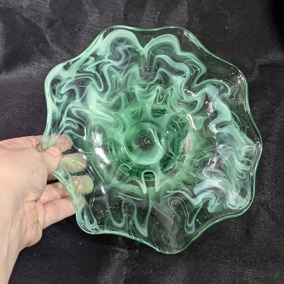 Vintage green glass ruffle pedestal bowl - unbranded - Picture 6 of 7